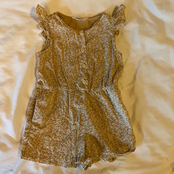Adorable H&M toddler girl romper. - Picture 2 of 6